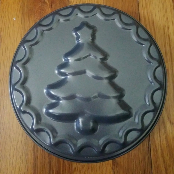 Other - 9" Round Christmas Tree Cake Pan